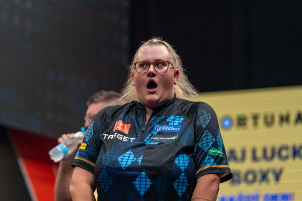 Beau Greaves écrit l’histoire du Tour Européen avec sa victoire au Czech Darts Open ## “J’étais tellement nerveuse au début, je ne sais pas pourquoi”