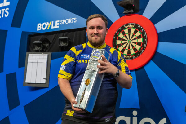 Littler entame sa défense du titre au World Grand Prix contre Woodhouse