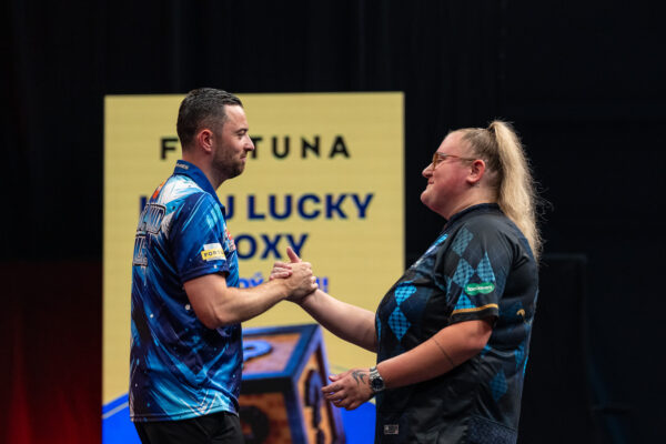 Luke Humphries et Luke Littler renouent avec la victoire au Czech Darts Open