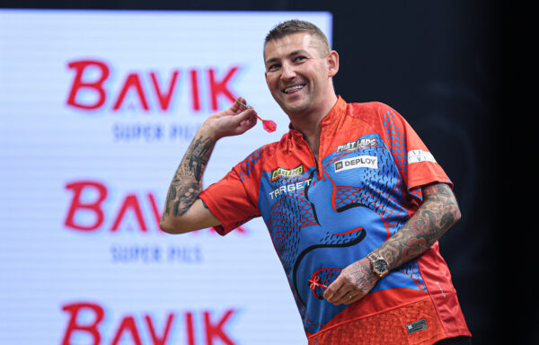 Nathan Aspinall et Gian Van Veen s’illuminent lors de la finale du Flanders Darts Trophy