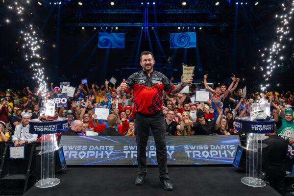 Jonny Clayton triomphe de Luke Humphries et remporte le Swiss Darts Trophy